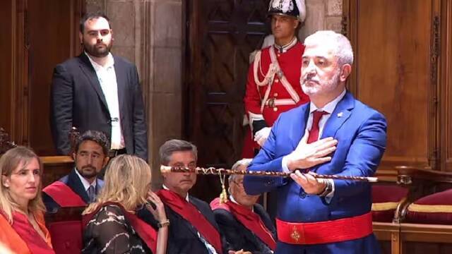 El socialista Jaume Collboni al asumir la vara de alcalde de Barcelona