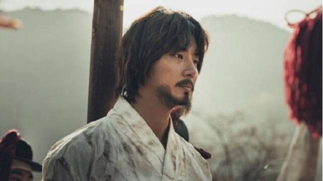 El actor Yoon Shi-yoon interpreta al joven sacerdote mártir San Andrés Kim en la película Nacimiento