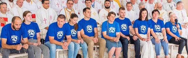 Voluntarios de Marijine Ruke, Manos de María, rezan el Rosario en Medjugorje