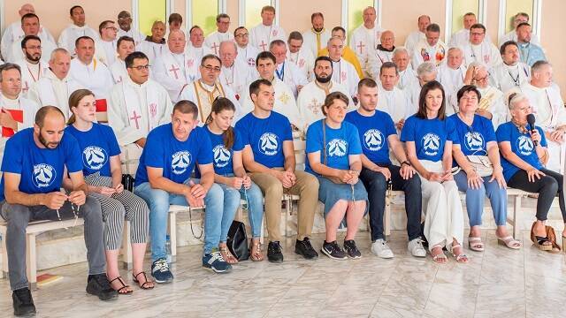 Voluntarios de Marijine Ruke, Manos de María, rezan el Rosario en Medjugorje