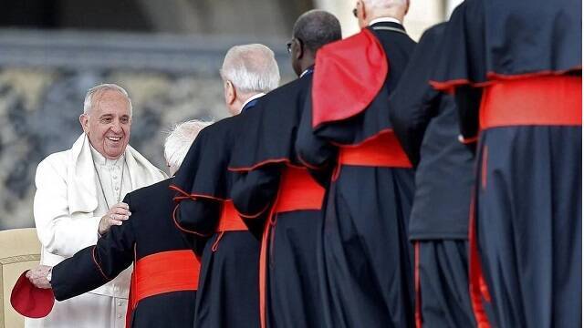 Francisco saluda cardenales al principio de su Pontificado, el tema económico fue muy tratado en el Cónclave