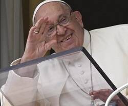 El Papa Francisco saluda a los peregrinos en el rezo del Ángelus dominical