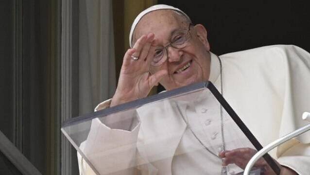 El Papa Francisco saluda a los peregrinos en el rezo del Ángelus dominical