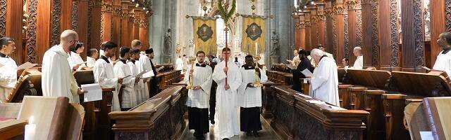 Una procesión atraviesa el coro de Heiligenkreuz