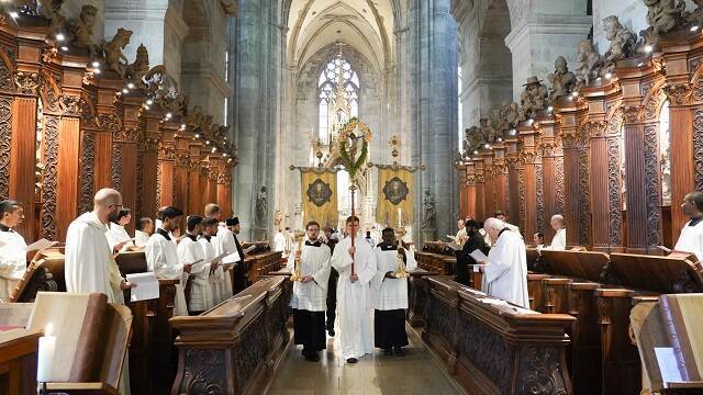 Una procesión atraviesa el coro de Heiligenkreuz