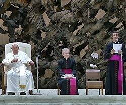 En la audiencia general del 29 de noviembre de 2023, Francisco tuvo que ceder la lectura de sus palabras, dado su estado griposo. Algo similar le ha pasado este lunes. Foto: captura Vatican Media.