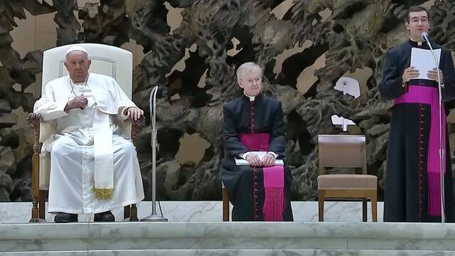 En la audiencia general del 29 de noviembre de 2023, Francisco tuvo que ceder la lectura de sus palabras, dado su estado griposo. Algo similar le ha pasado este lunes. Foto: captura Vatican Media.