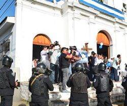 Una imagen que ha sido muy habitual en estos años en Nicaragua: el cerco policial, unido al de los sicarios del régimen, a las iglesias a las que consideran centros de resistencia.