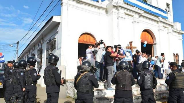 Una imagen que ha sido muy habitual en estos años en Nicaragua: el cerco policial, unido al de los sicarios del régimen, a las iglesias a las que consideran centros de resistencia.