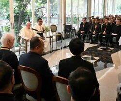 El Papa, con un grupo de jesuitas durante su viaje al sureste asiático.