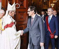 El presidente de la Generalitat de Cataluña, Salvador Illa, saluda al cardenal Juan José Omella. En segundo término, el alcalde de Barcelona, Jaume Collboni. Foto: G. Simón / Arzobispado de Barcelona.