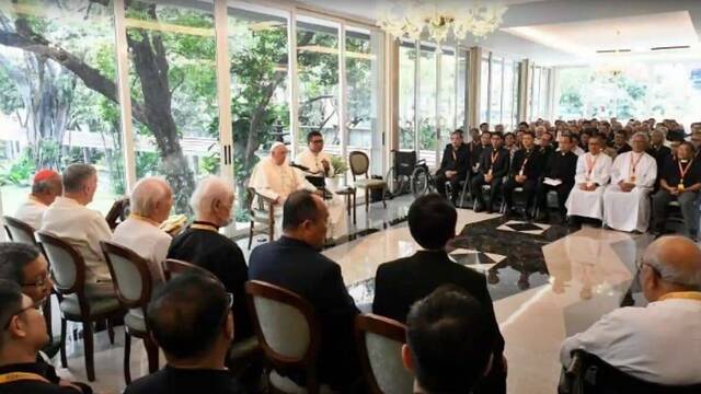 El Papa, con un grupo de jesuitas durante su viaje al sureste asiático.