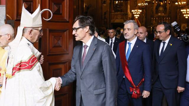 El presidente de la Generalitat de Cataluña, Salvador Illa, saluda al cardenal Juan José Omella. En segundo término, el alcalde de Barcelona, Jaume Collboni. Foto: G. Simón / Arzobispado de Barcelona.