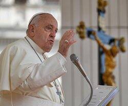 La bendición de Francisco, que alertó a los fieles presentes en la Plaza de San Pedro de la necesidad de mantener alejado al demonio. Foto: Vatican Media.