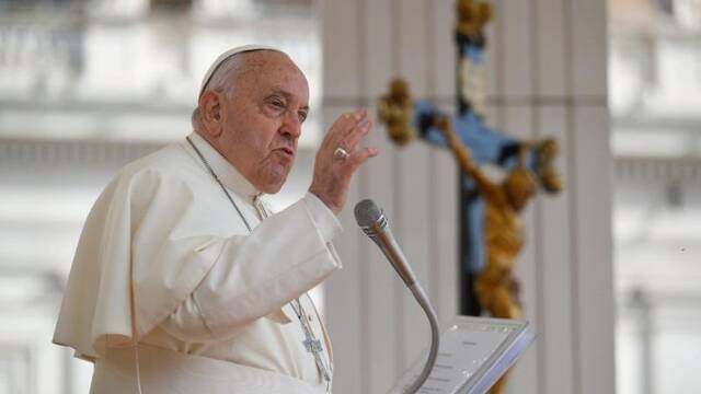 La bendición de Francisco, que alertó a los fieles presentes en la Plaza de San Pedro de la necesidad de mantener alejado al demonio. Foto: Vatican Media.