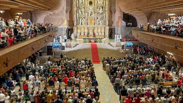 El esplendor del santuario de Torreciudad, durante la misa de la Jornada Mariana de la Familia celebrada el pasado sábado en el santuario. Foto: Santuario de Torreciudad.