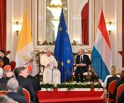 Francisco advirtió a los representantes políticos, sociales y diplomáticos de Luxemburgo de que en Europa vuelve a ser posible la guerra. Foto: Vatican Media.