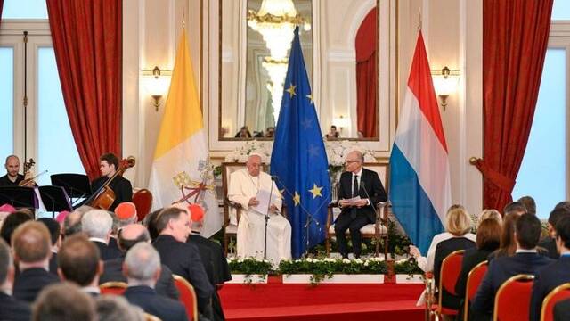 Francisco advirtió a los representantes políticos, sociales y diplomáticos de Luxemburgo de que en Europa vuelve a ser posible la guerra. Foto: Vatican Media.