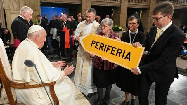 Uno de los regalos que le ofrecieron los católicos luxemburgueses a Francisco fue una de las palabras clave de su pontificado. Foto: Vatican Media.