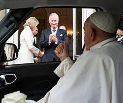 Francisco se despide de Felipe y Matilde, reyes de Bélgica, al abandonar el castillo de Laeken. Foto: Vatican Media.