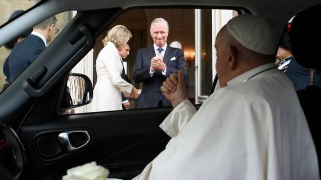 Francisco se despide de Felipe y Matilde, reyes de Bélgica, al abandonar el castillo de Laeken. Foto: Vatican Media.