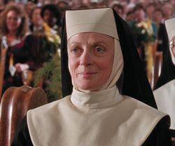 Maggie Smith, la inolvidable madre superiora de 'Sister Act'.