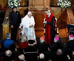 Francisco, junto al rector de la Universidad de Lovaina, Luc Sels. Foto: Vatican Media.