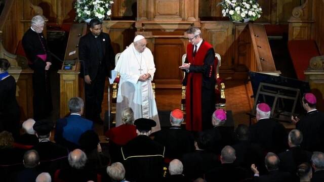 Francisco, junto al rector de la Universidad de Lovaina, Luc Sels. Foto: Vatican Media.