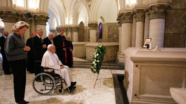 El Papa reza ante la tumba de Balduino