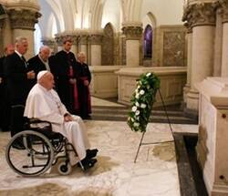 El Papa reza ante la tumba de Balduino