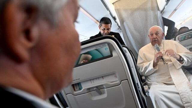 El Papa Francisco en el viaje de vuelta desde Bélgica con los periodistas