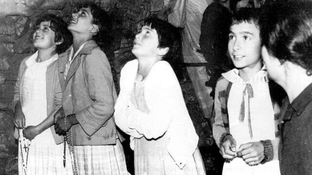 Las videntes de Garabandal, Conchita González, Mari Cruz González, Jacinta González y Mari Loli Mazón, que tenían entre 11 y 12 años cuando comenzaron las 3000 apariciones públicas que tuvieron lugar entre los años 1961 y 1965.