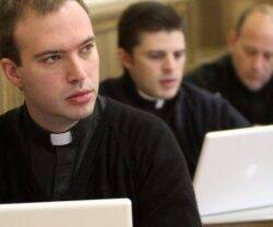 Sacerdotes estudiando.