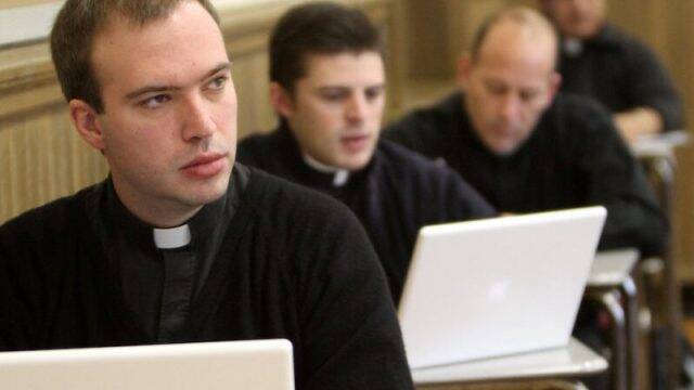 Sacerdotes estudiando.