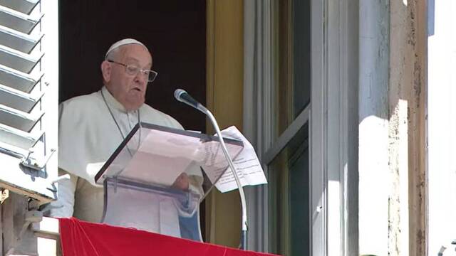 Francisco lee la lista de los nuevos cardenales tras el Ángelus dominical en la Plaza de San Pedro.