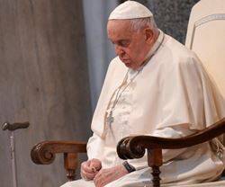 Francisco reza por la paz en la víspera de Nuestra Señora del Rosario. Foto: Vatican Media.