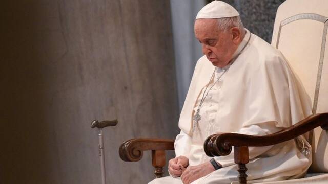 Francisco reza por la paz en la víspera de Nuestra Señora del Rosario. Foto: Vatican Media.