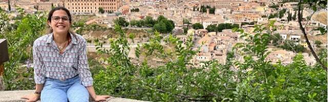 Ani Finat en un mirador con Toledo al fondo