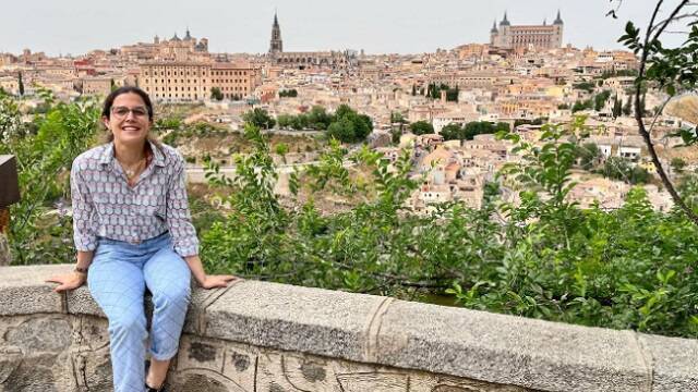 Ani Finat en un mirador con Toledo al fondo