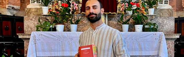 Niccolò, ante las reliquias de San Agustín en la basílica de San Pedro in Ciel d'Oro en Pavía (Italia), donde se conservan. 