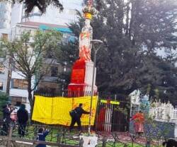 Feministas de "Mujeres creando" vandalizan la estatua de Isabel la Católica.