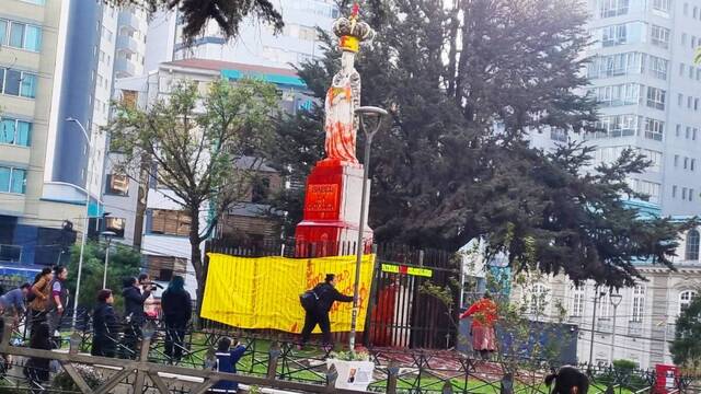 Feministas de "Mujeres creando" vandalizan la estatua de Isabel la Católica.