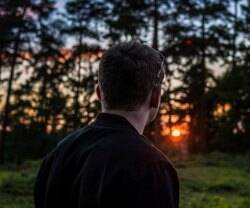 Un hombre mirando al horizonte. 