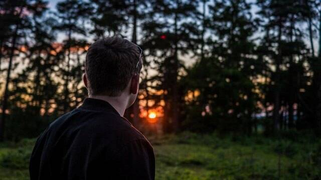 Un hombre mirando al horizonte. 