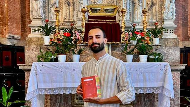 Niccolò, ante las reliquias de San Agustín en la basílica de San Pedro in Ciel d'Oro en Pavía (Italia), donde se conservan. 