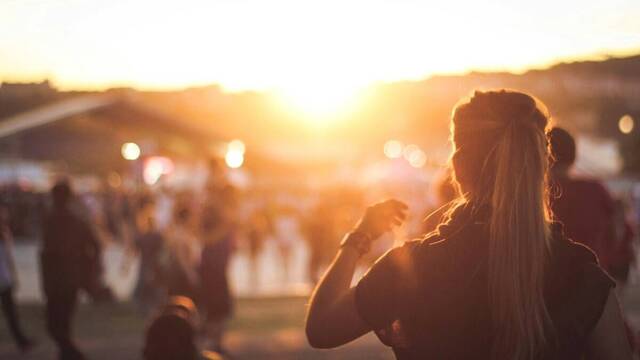 Una mujer mirando el sol.