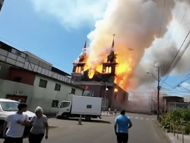 Arde un símbolo de la fe en Chile