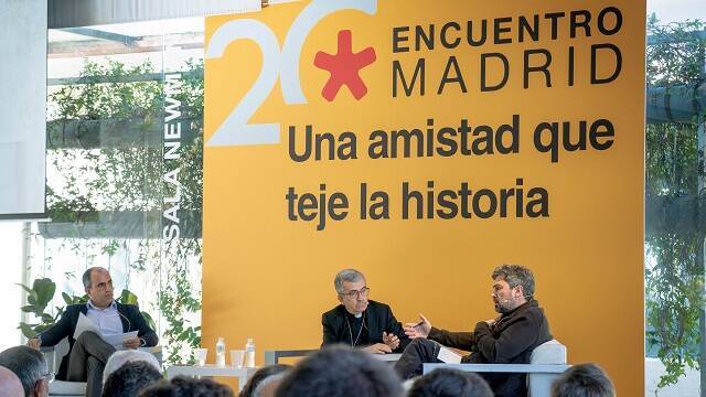 Una escena del EncuentroMadrid de 2023 con el arzobispo Luis Argüello