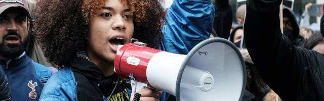 Una manifestación en Londres en 2020 - foto en Unsplash de Ehimetalor Akhere Unuabona