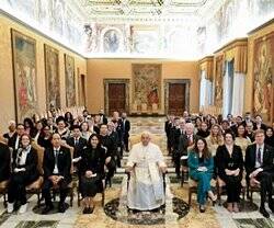 Francisco, con los asistentes a la cumbre G7 Inclusión y Discapacidad, una iniciativa del gobierno italiano.